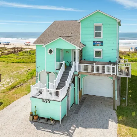 Spacious Beachfront 4-bedroom house in fabulous Surfside Beach with tiki bar