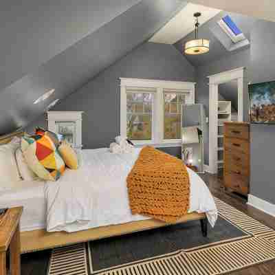 Luxury Family Retreat! ~ PacMan ~ Peloton ~ DogsOK Rooms