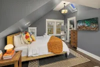Luxury Family Retreat! ~ PacMan ~ Peloton ~ DogsOK Hotels in Ballard