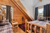 Log cabin with game room by skiing & lake