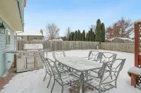 PROMO 10% WEEKLY AND 15% MONTHLY OFFNaperville/Aurora, King Bed, Fenced Yard!
