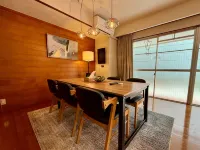10 min walk to town and the ocean Spacious yard 鄰近金閣起雲閣的酒店