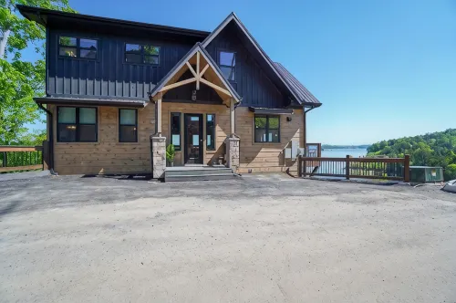 Lakefront home with retro accents, private pool, and private dock. - Alppimaja