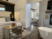 FIRST KISS: A Modern Romantic Luxury Couples Cabin - Homestays