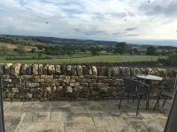 Pretty cottage with enclosed patio and private hot tub with stunning veiws - Wifi
