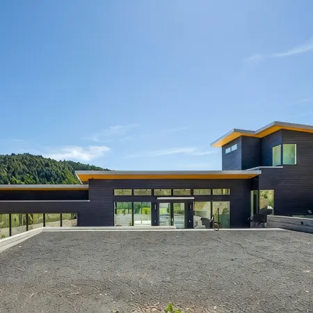 Modern, recently built home with stunning pool & beautiful views; 15 min to town