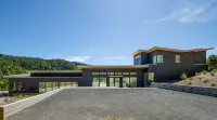 Modern, recently built home with stunning pool & beautiful views; 15 min to town - 5-Sterne