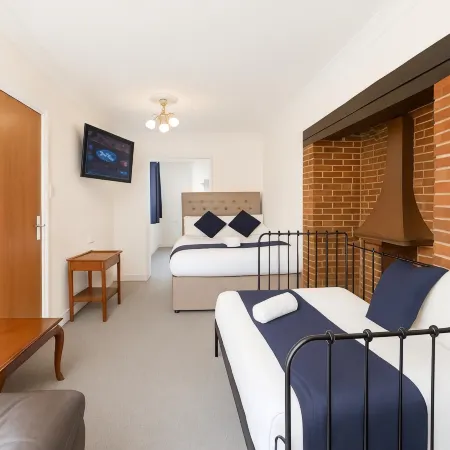 All Seasons Guest House Gatwick & Airport Parking
