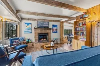 Clever Cabins 5Br/3BA in 2 Houses w/Fenced Yards, AC, W/D, Smart TVs, Fast Wi-Fi - 按摩浴池