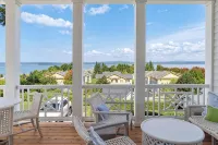 Now Booking for Summer 2026! Stunning Panoramic Lake Views in Downtown Petoskey! - Boutique
