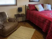 Cozy Cabin with river frontage yards from river launch for kayaking or fishing. Hotele w: Sharp County