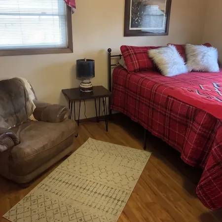 Cozy Cabin with river frontage yards from river launch for kayaking or fishing. 샵 카운티 호텔