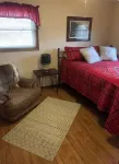 Cozy Cabin with river frontage yards from river launch for kayaking or fishing. - Homestays