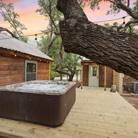Vino Haus- Entire Cabin with Hot Tub- Guaranteed to See Deer! Quiet!