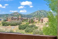 Hot Tub, Free DV Shuttle, 180° View of Deer Valley, 1GB Wifi, Pets Welcome - 4-Star