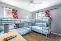 SUPER CUTE AND GREAT HOME  APPROX 15MINS TO DOWNTOWN DETROIT SLEEPS 14 GUESTS - balcony