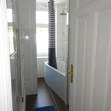 Excusive old building DG 80m² center within walking distance, 2 bedrooms, fireplace, XXL sofa