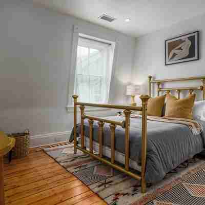 Spacious, Sleek, and Luxurious two-bedroom in Historic Westside of Providence Rooms