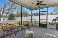 Leafy Lodge, Near Springs, Beach, Hot Tub, Fenced