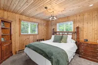 Riverfront Luxury Cabin-Hot Tub-EV-Deluxe Kitchen-WiFi - Hytter