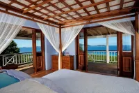 Ocean and Island Views with Spectacular Sunsets and Alfresco Atmosphere のホテル