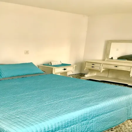 Beautiful Home / No stairs / short walk to public transit Отели в г. Энвигадо