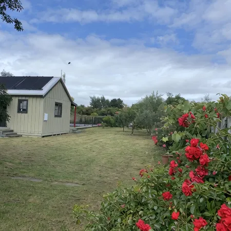 Prvt cottage + cabin + pool on quarter acre section (wood burner, pet friendly)