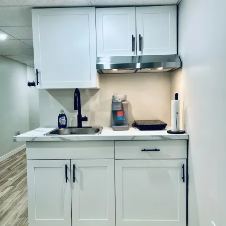 2 Bed rooms|Private entrance|Free Parking|Self-Check-in into our Upscale Haven.