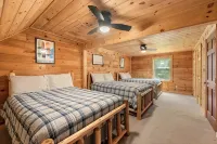 C-Howder Chalet Dog Heaven! Huge Fenced Yard - Chalets
