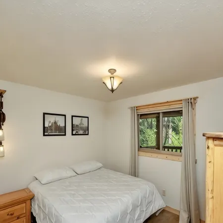 Cutthroat Cabin: Large cabin with creek, 5 min. to Terrace Lakes for golf