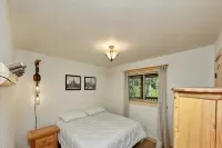 Cutthroat Cabin: Large cabin with creek, 5 min. to Terrace Lakes for golf - Alppimaja