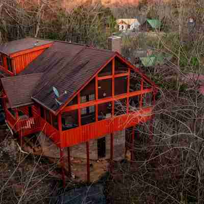 Entire Cabin! Hot Tub!  Sleeps 12 4 BD/4BA. 1 Mile to Convention Center Hotel Exterior