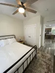 Located in Downtown Evanston, Walking distance to food, shops, and Train Depot. - Wifi