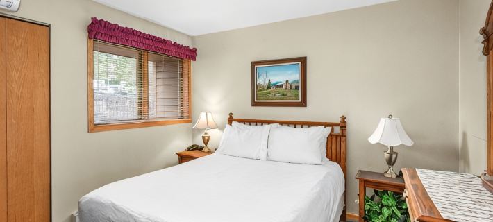 Spectacular view Lake Superior.  Spacious Lakehome on lakeshore, unit #99. Hotels in Lake County