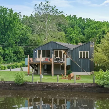 Modern Lakefront Retreat