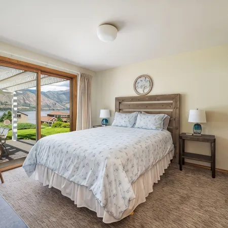 Wapato Point Pool Side Home Sleep 8, 3 Bed 2.5 Bath, Lake Views by Outdoor Pool