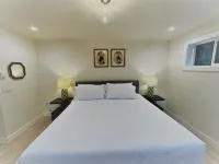 Outlaw Inn Unit 4.  Newly Remodeled large unit! 2 minutes walk to Main Street. - Balkon