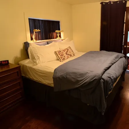 College District Art House - Patio - Walk to Downtown - Sleeps 5