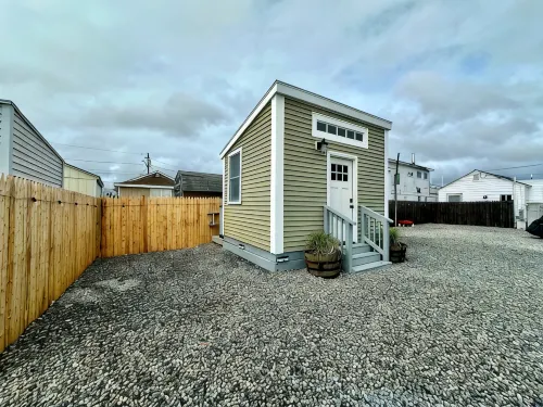 Premier, modern, fully renovated, Beach home...stroll to the beach in 3 minutes! - Bungalows