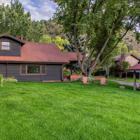 Historic Log Cabin- Downtown Basalt, Aspen Skiing Nearby, Gold Medal Fishing