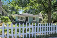 Mid-Century Cottage Beach Oasis - Homestays