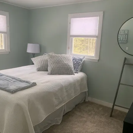 Relaxing Mountain Setting w/Private Hot Tub, 5 Minutes to Okemo. Pet Friendly!