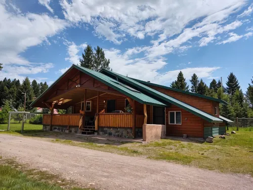 Spacious Cabin - Close to Seeley Lake, Wi-Fi, Dogs Welcome, RV Spot - Homestays