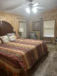 Whispering Pines Lakeside Retreat - シャレー