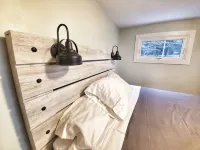 The bungalow @ T. Spex Eyewear is a cozy, convenient stay in Canandaigua! - Wifi