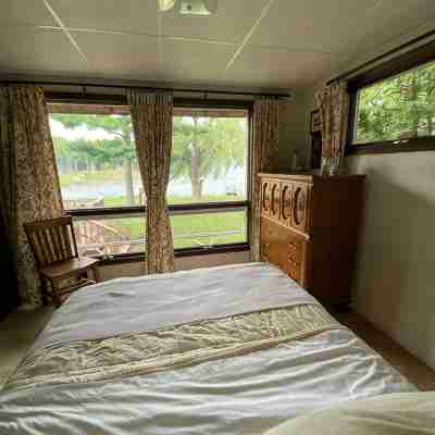 Dad's Paradise on Pigeon Cove offers WaterFront Sunrise Views and Lake Access! Rooms