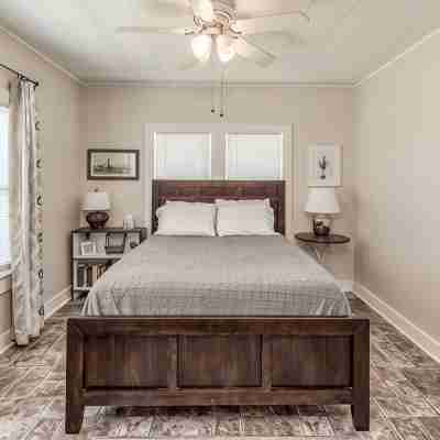 Charming House 1/2 Block from Bay Rooms