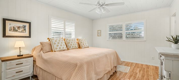 Come enjoy beautiful Lake Isis Cottage. Hotels in Highlands County