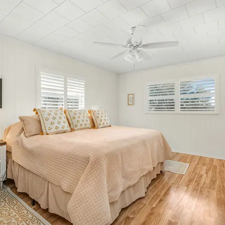 Come enjoy beautiful Lake Isis Cottage.