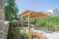 The Black Barn, 3 BR/3 BA House! Easy walking Distance To Everything! - 4-Star